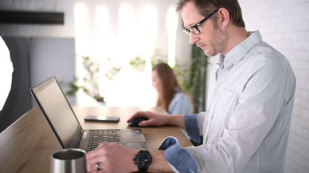 private investigator in office